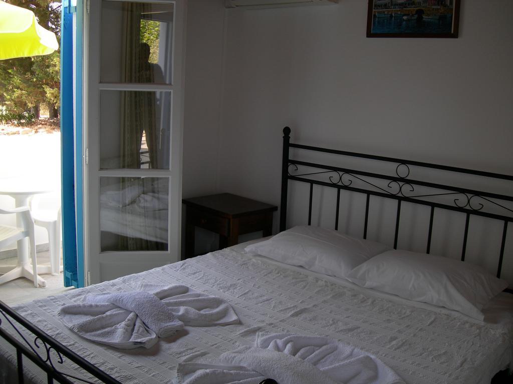 Bizas Rooms & Studios Parikia  Exterior photo