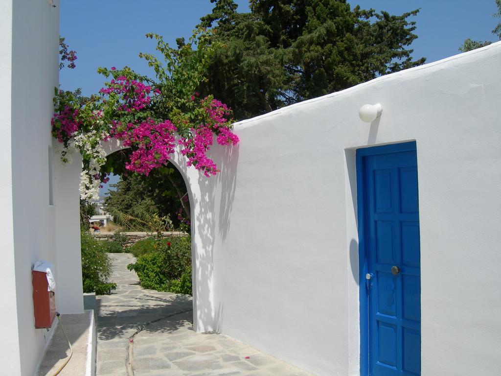 Bizas Rooms & Studios Parikia  Exterior photo