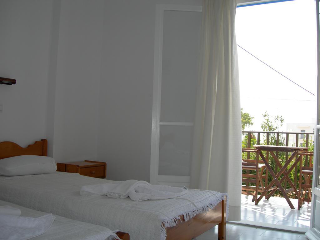 Bizas Rooms & Studios Parikia  Exterior photo