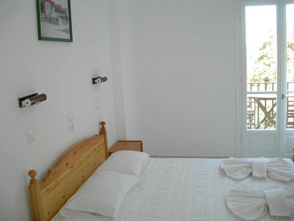 Bizas Rooms & Studios Parikia  Exterior photo